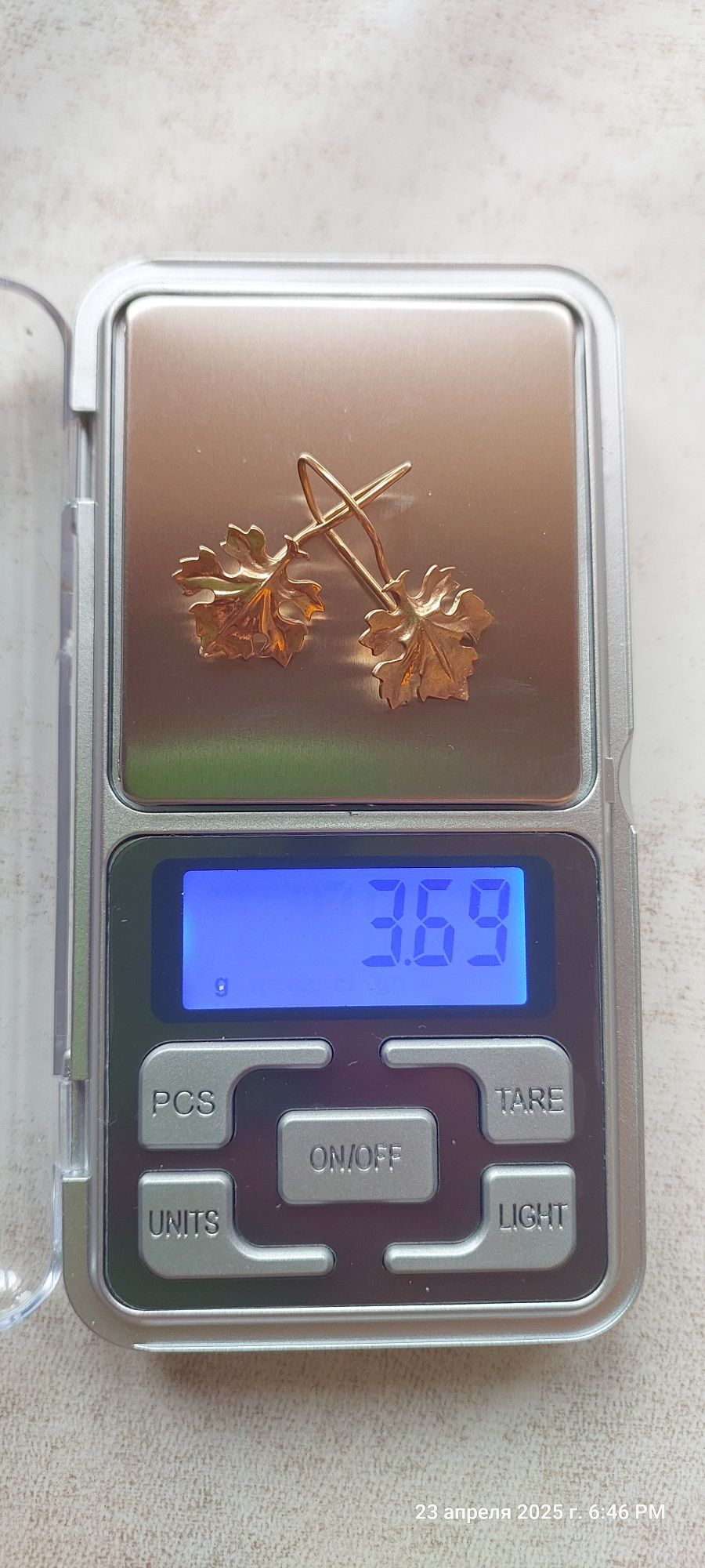 Продаются золотые серьги