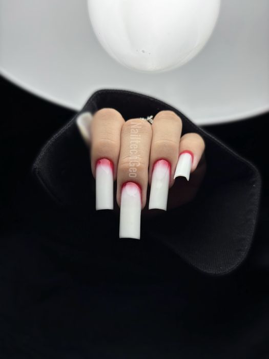 Realizez unghii cu gel