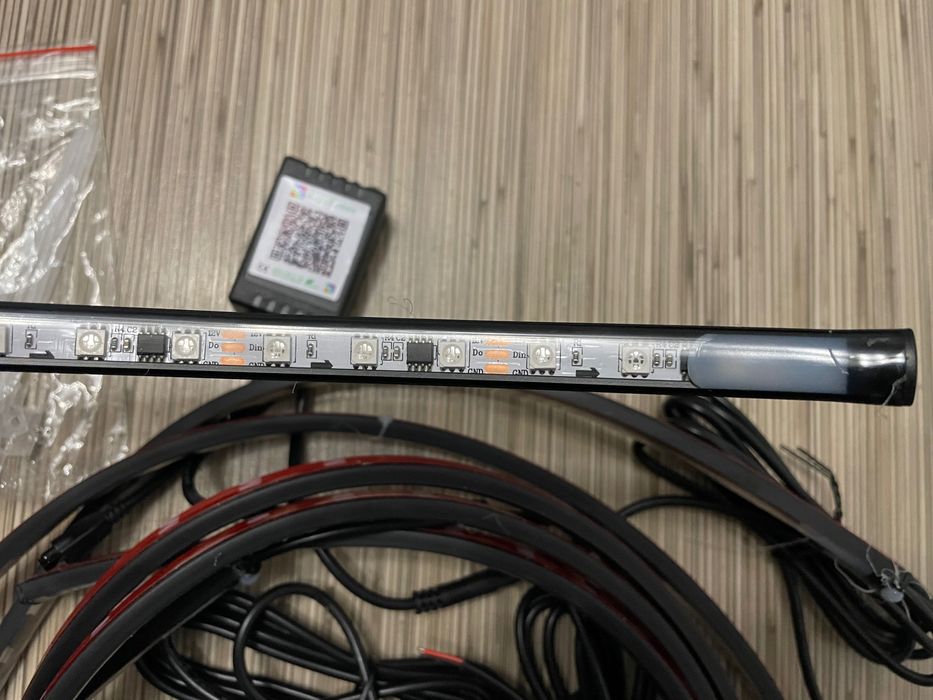 RGB Underglow lumini ambient.