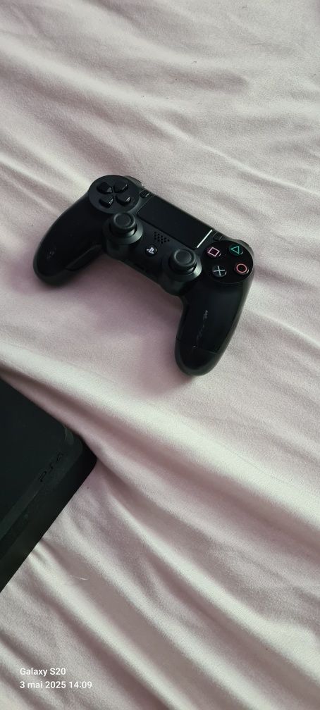 Vand Ps4 cu o manetă si cabluri