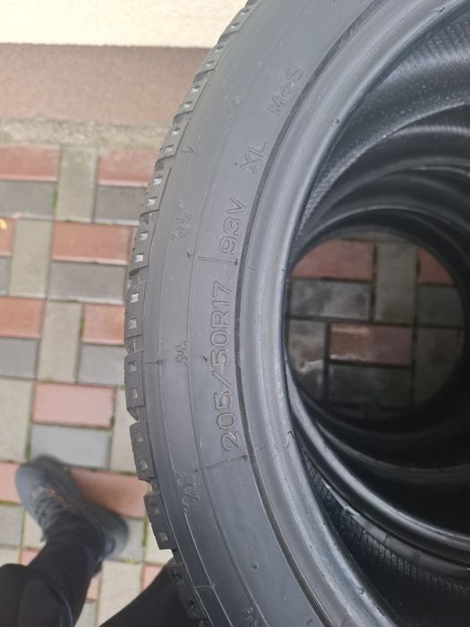 Set 4 anvelope iarna 205 50 17 93v xl dot 2022