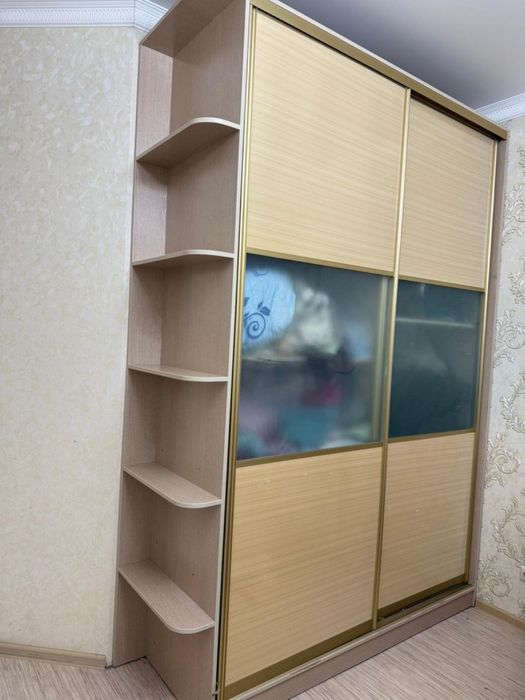 Продам шкаф высокий почти до потолка.