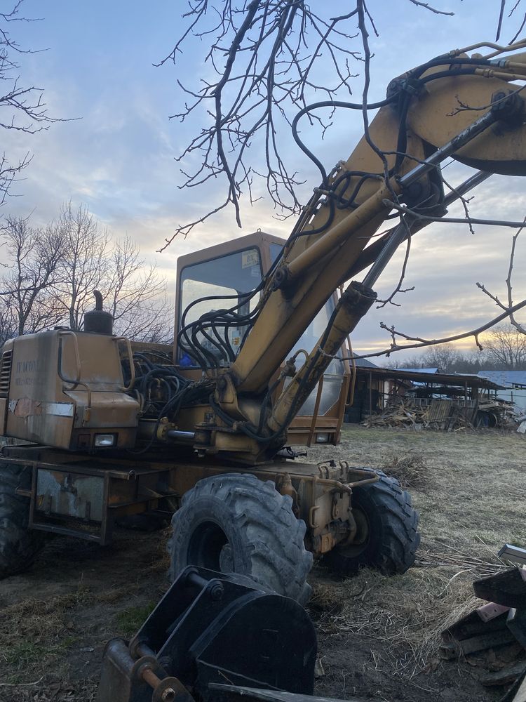 Excavator pe roti