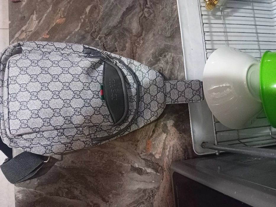 Мъжка чанта Gucci без проблеми