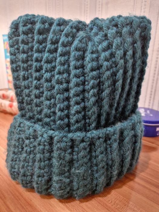 Зимняя женская вязаная шапка