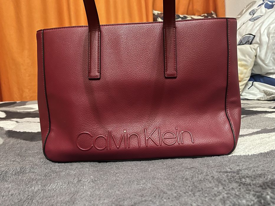 Geanta dama originala calvin klein are um mic defect am pus poza