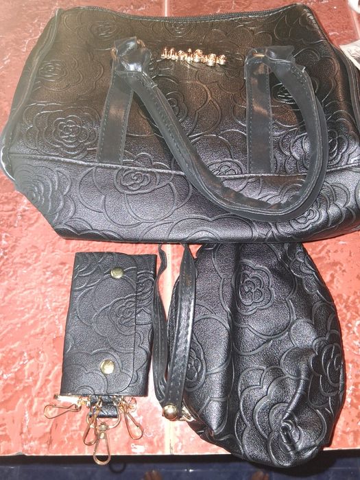 Дамска чанта и малък несесер