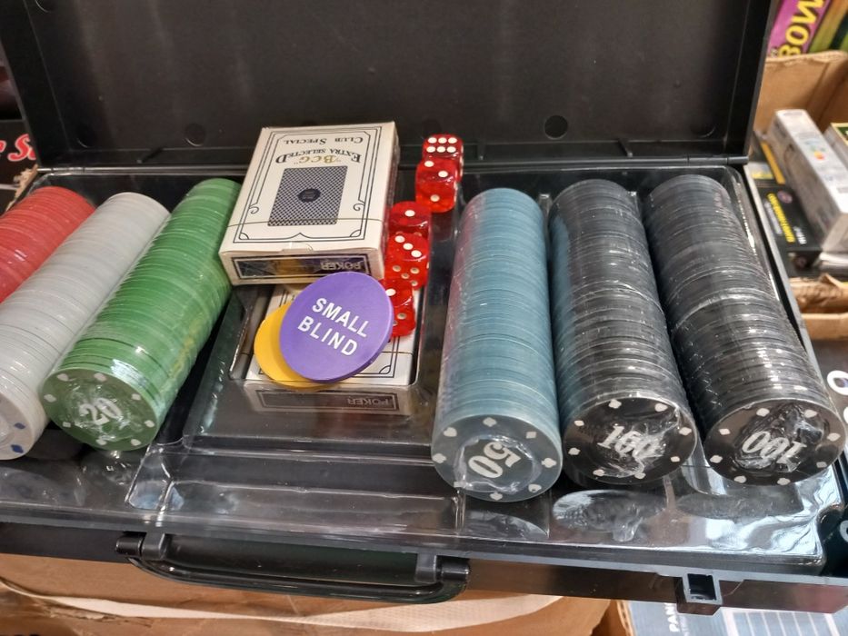 Set poker 300 jetoane imprimate din plastic, carti, zar, chips. Nou!