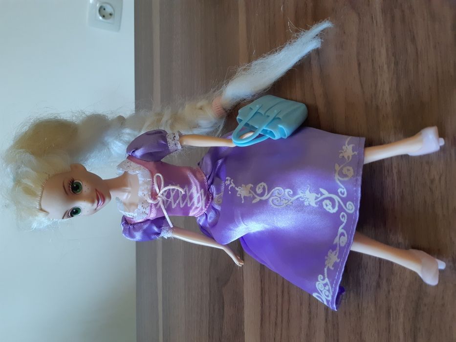 Много кукли и играчки