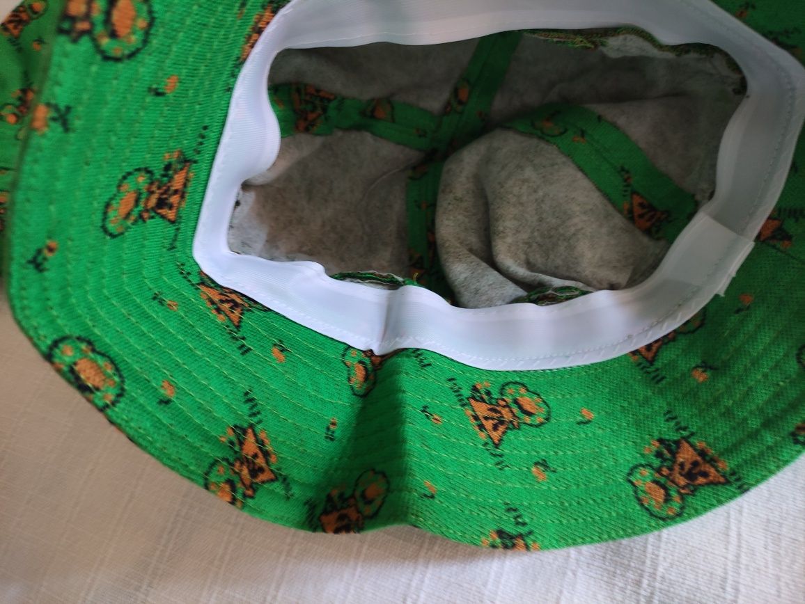 Три нови зелен шапки за деца