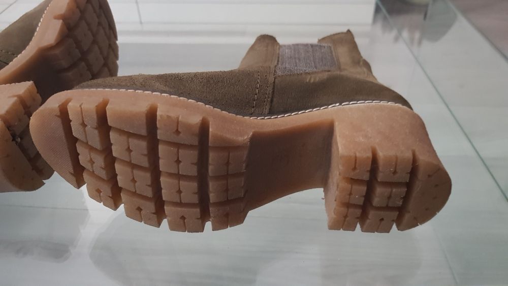 Vand ghete dama marimea 39 din piele.