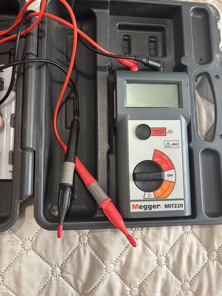 Megger MIT220 мегаометър