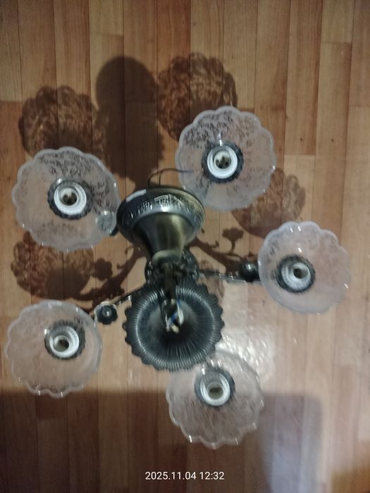 Продам люстру, пяти плафонную .