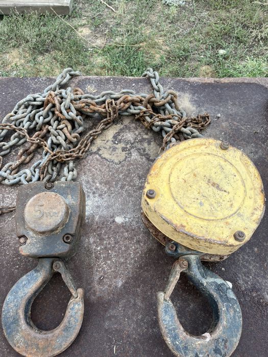 Цепная таль для строительных работ.