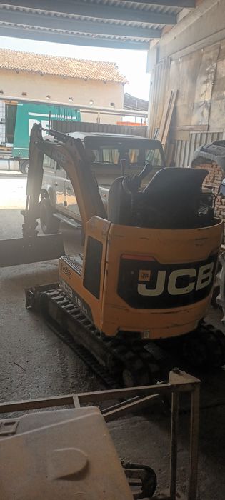 Mini excavator JCB 18Z-1 inchiriez