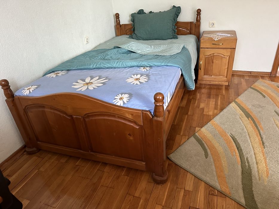 Продавам легло от естествено дърво