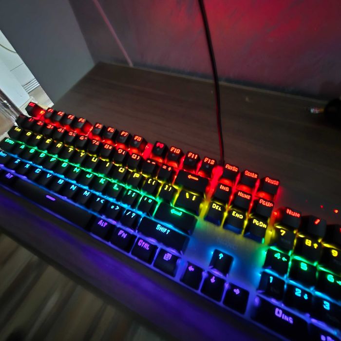 Продавам клаветура и мишка и подарък малспад