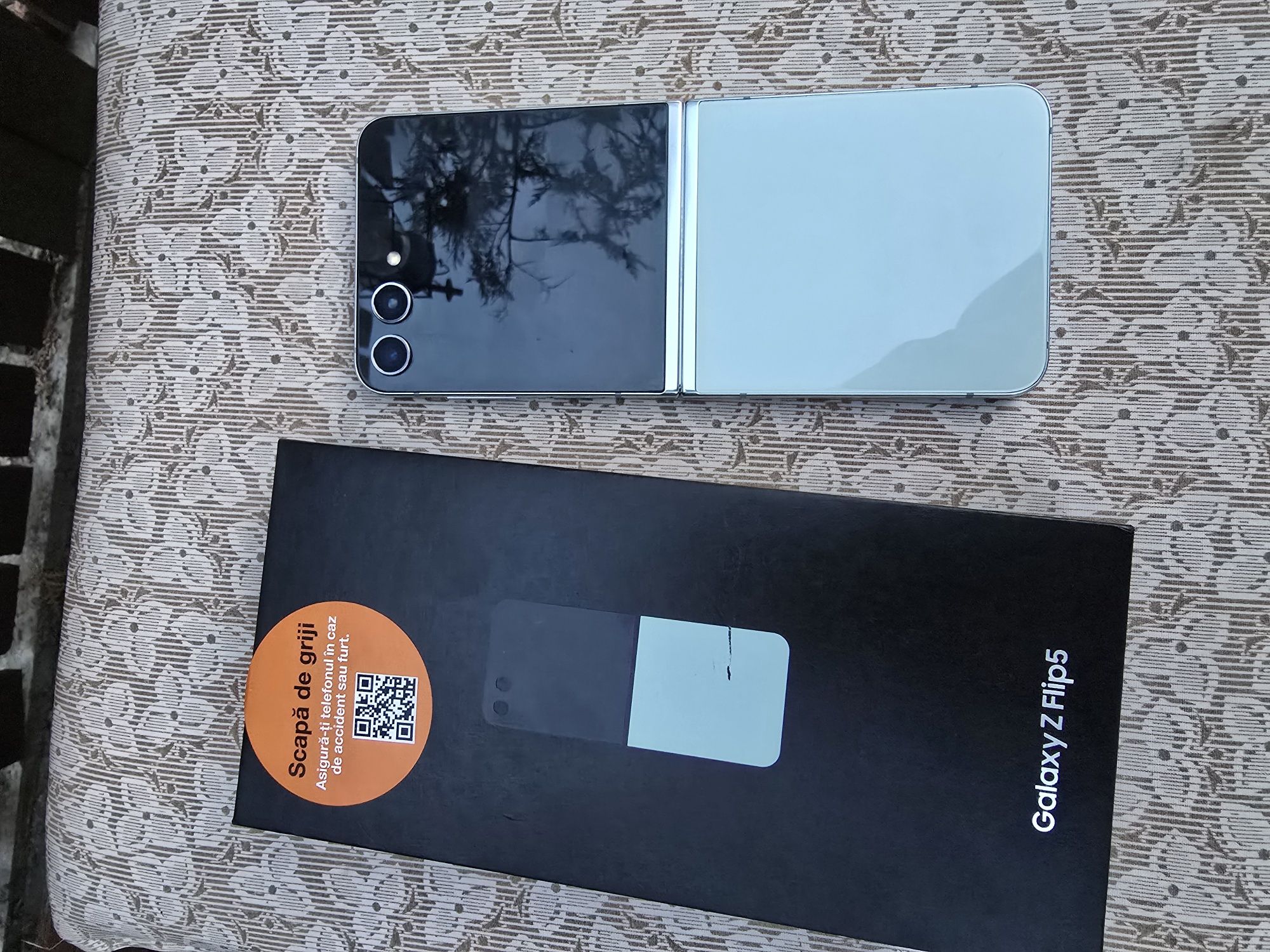 Samsung galaxy z flip 5 aproape nou