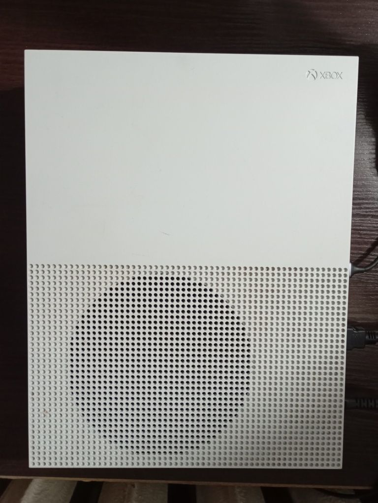 Продам XBOX ONE S В идеальном состоянии