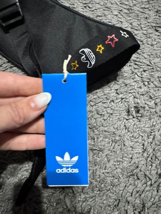 Nou cu etichetă:borseta Adidas x Mark Gonzales