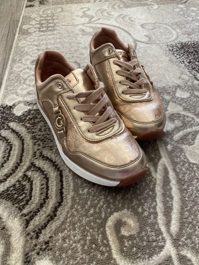 Sneakers guess nr 38