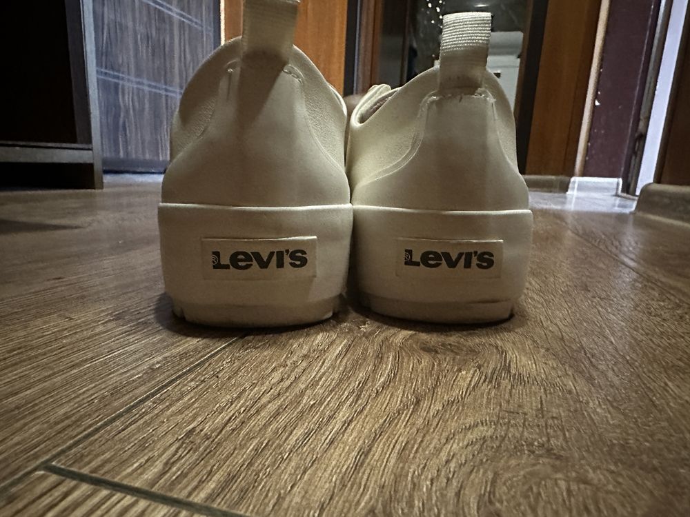 Бели гуменки Levise