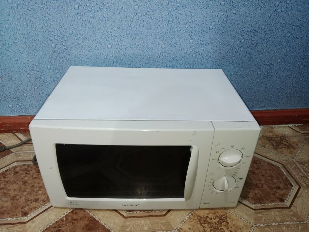 Продаётся микроволновка хорошо работает 1 месяц гиганты есть