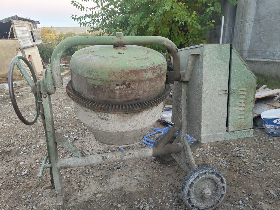 Vând betoniera 350 litri