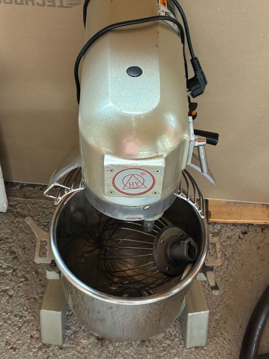 Планетарен миксер за професионална употреба