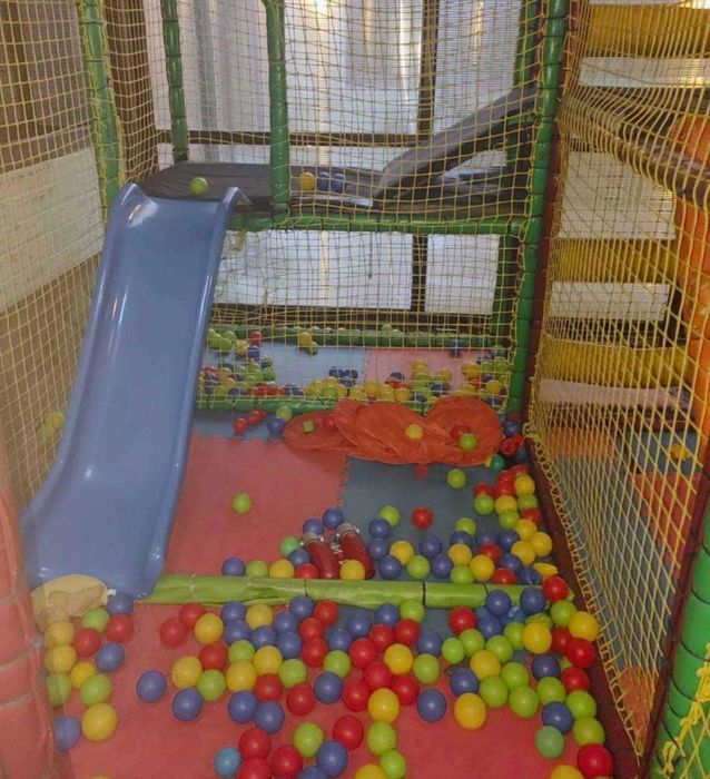 Детски кът, лабиринт с пързалка