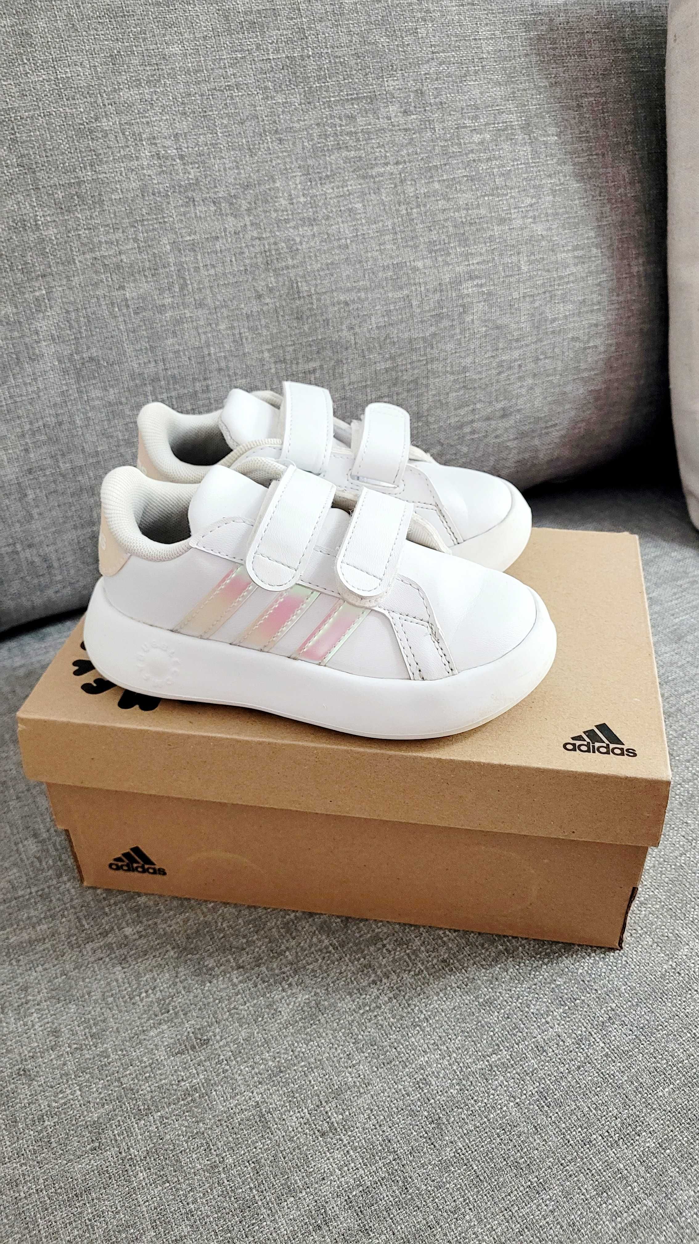 Детски обувки adidas  25 - 14 5 см размер и 26 15 см размер