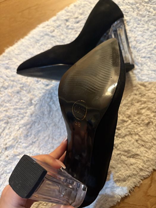 Черна официална обувка на висок “стъклен” ток