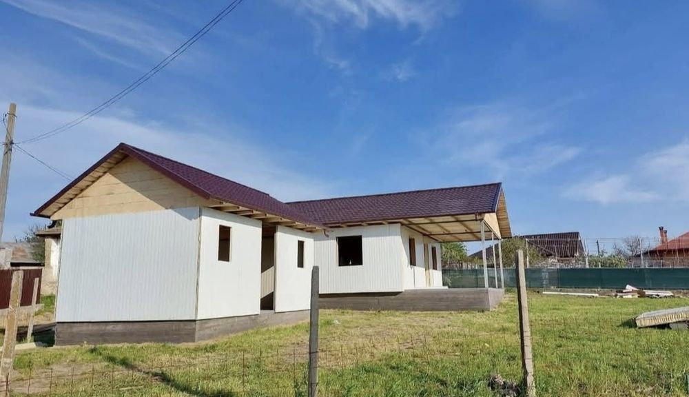 Vand casa pe structura metalica