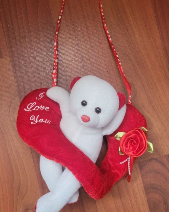 Urs de pluş, alb in inimioara