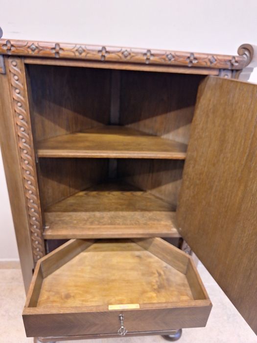 Винтидж ъглов шкаф с богата дърворезба