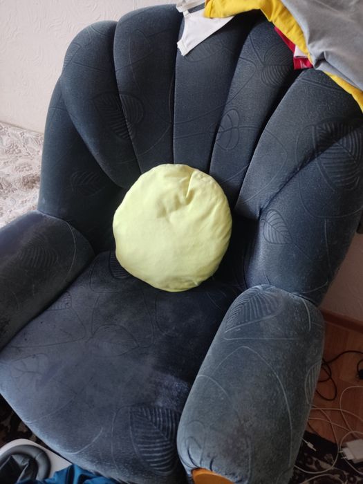 Диван с кресло в хорошем состоянии