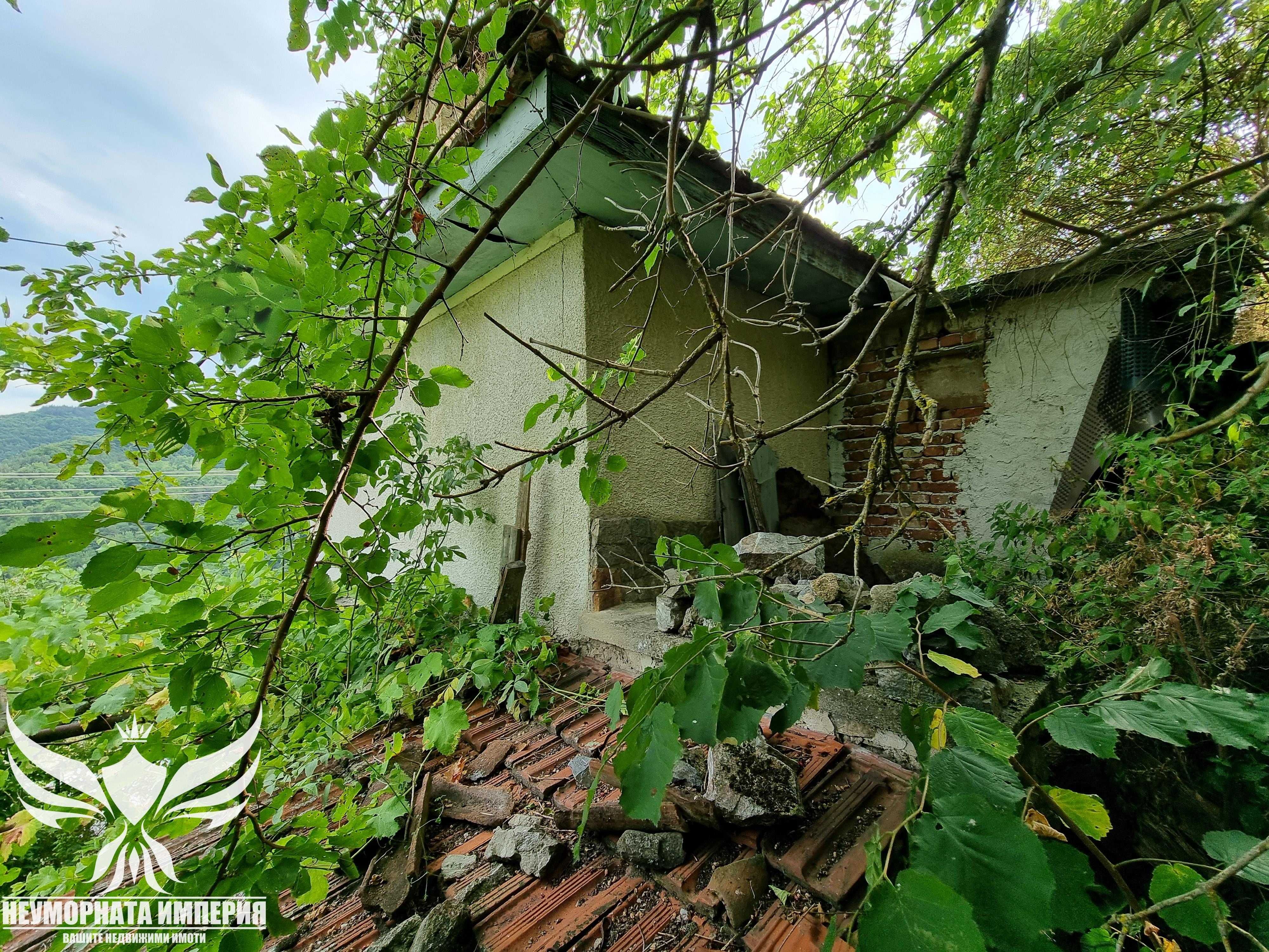 Двуетажна вила/къща 120РЗП с 460кв.м. двор село Югово общ.Лъки