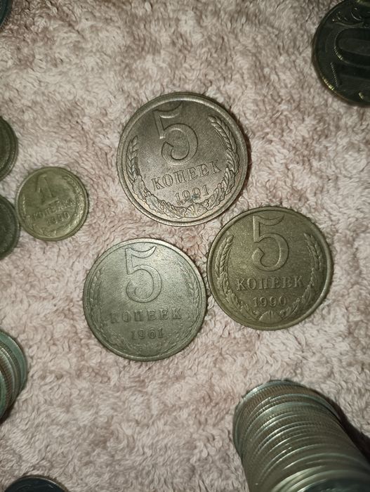 Бумажные деньги и монеты