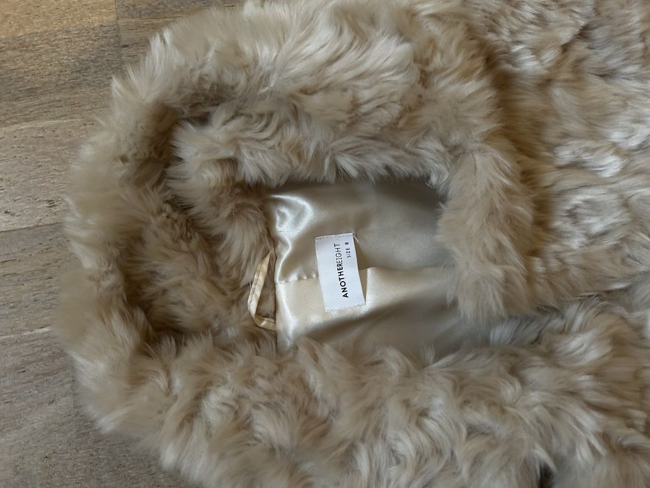 Vand haina blana artificiala, marime S, purtata f putin