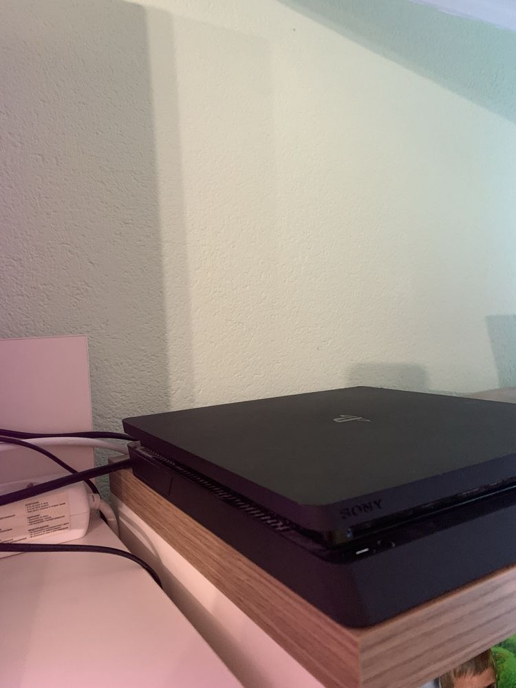 PS4 Slim 1TB + джойстик + fifa 19