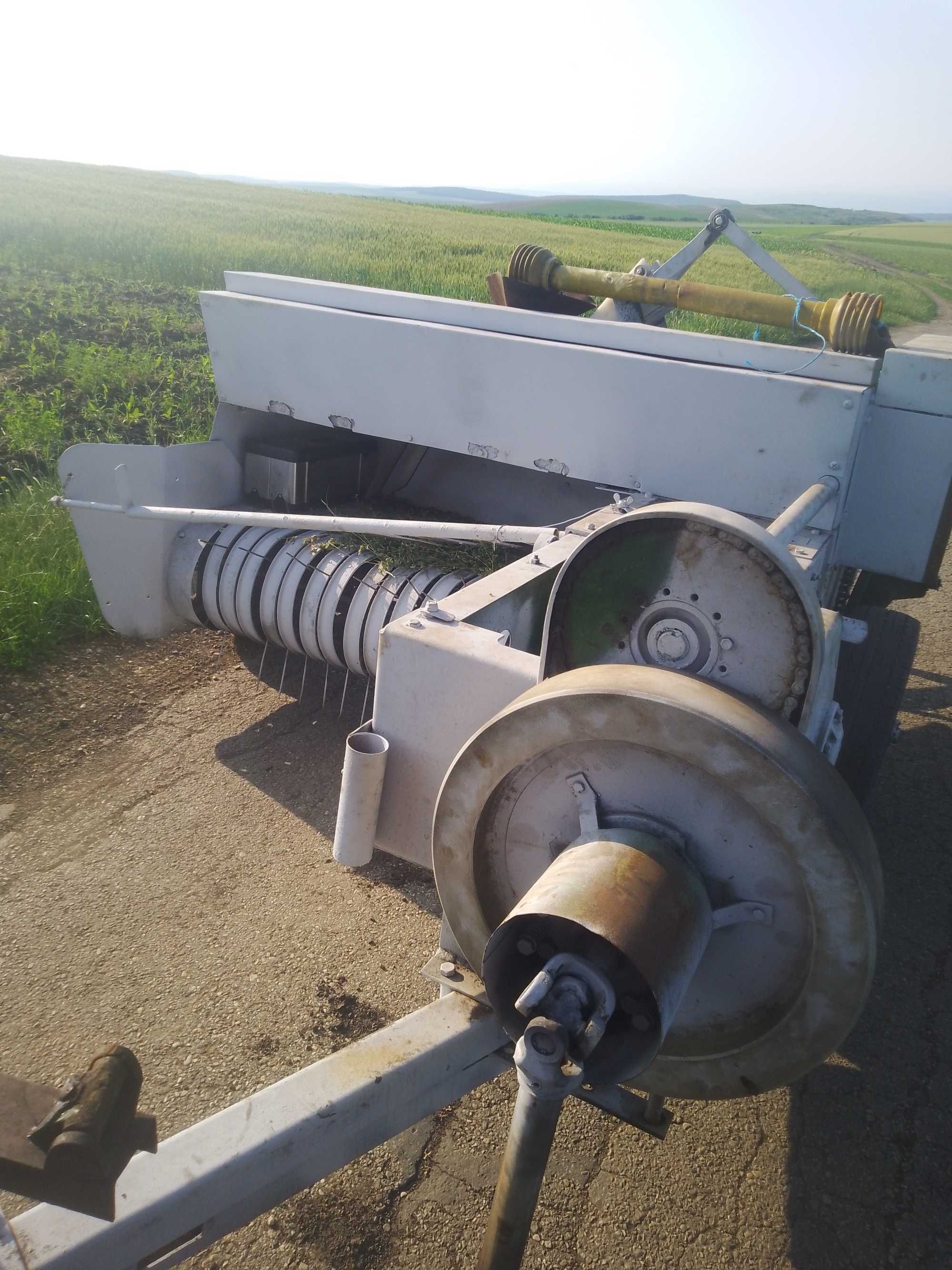 Vând presa jhohn Deere complecta sau o dezmembrez orice piesa