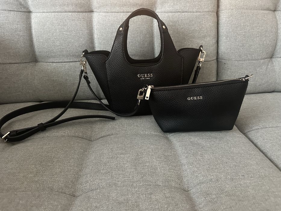 Малка черна чанта Guess