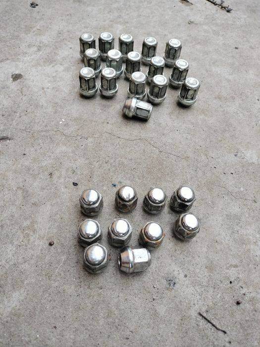 Vând piulițe pentru jante aliaj.