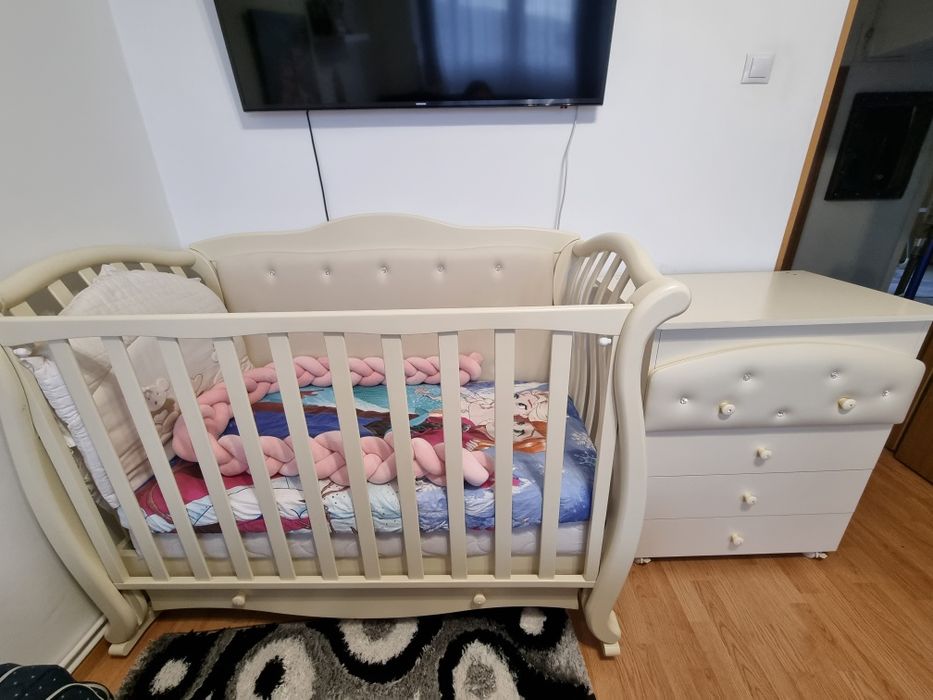 Vand patut tapitat cu cristale swarovski+comoda infasat+saltea