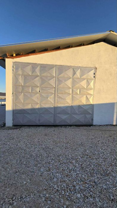 Продавам метални гаражни врати– идеална за халета, гаражи и складове