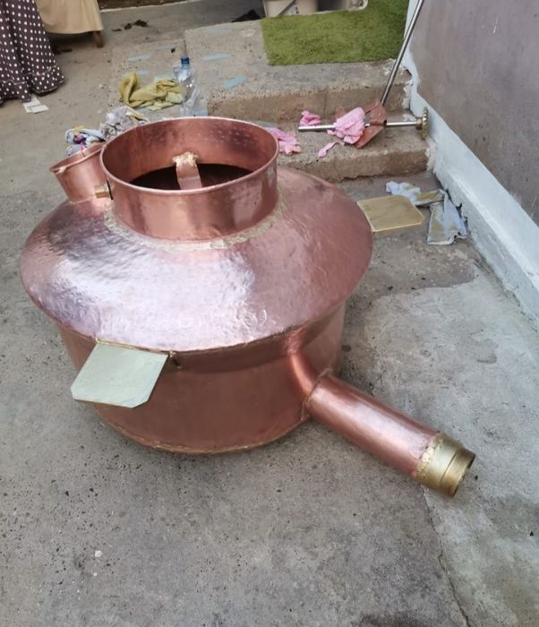 Vând un cazan de făcut pălincă din cupru alimentar cazanul are 11 găle