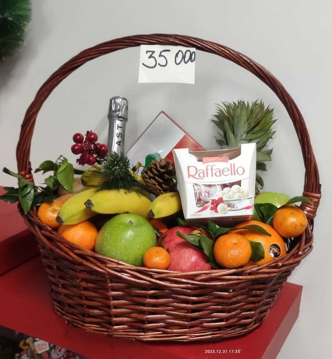 Подарочные новогодние корзины из свежих фруктов и сладостей