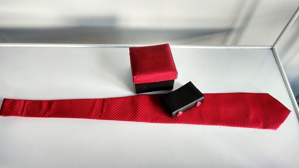 Комплект от вратовръзка  и ръкавели в червен цвят.