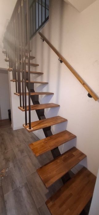 Vindem scări interior de lemn