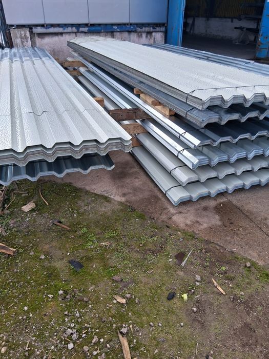 Vând tablă cutată h35 la 3metri avem calitate 1 si a2
4 metri lungime